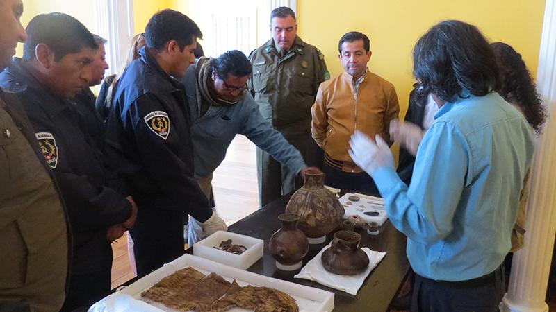 Esta es la sexta versión de este taller binacional. En el taller se realizaron sesiones teórico-prácticas del reconocimiento de bienes culturales procedentes de Chile y Perú.