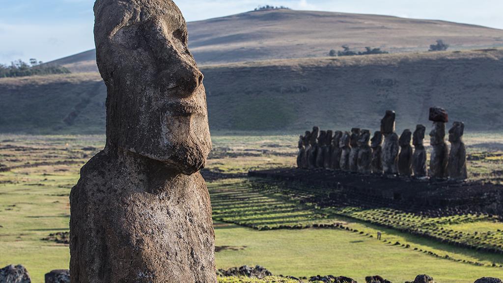 Moai A Vere y al fondo vista del Ahu Tongariki ©SNPC_Archivo CNSPM