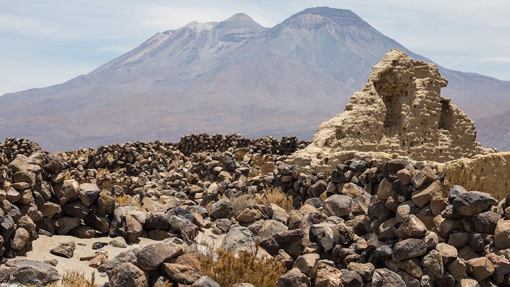 Pucará de Turi y volcán Paniri, Región de Antofagasta ©SNPC_Archivo CNSPM