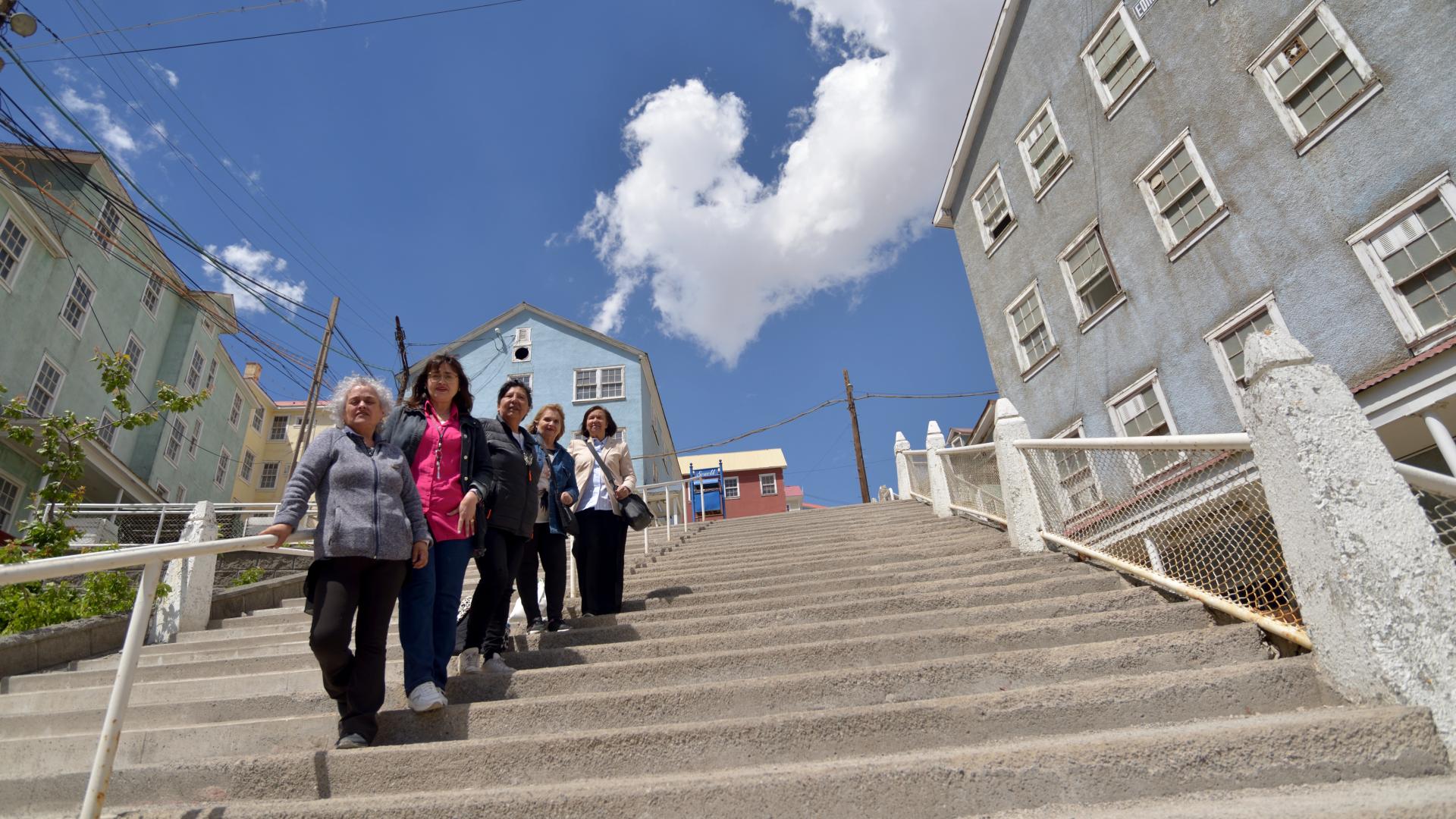Dos generaciones de sewellinas en las escaleras del campamento