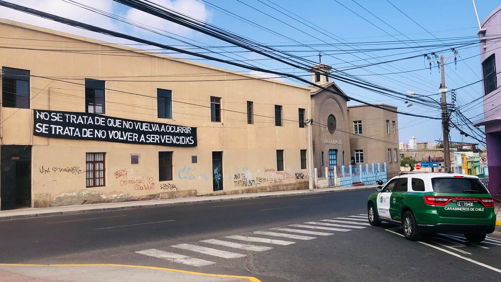 Lienzo desplegado en frontis del Sitio de Memoria Ex Centro de Detención Providencia por la Conmemoración de los 51 años del Golpe de Estado. Año 2024