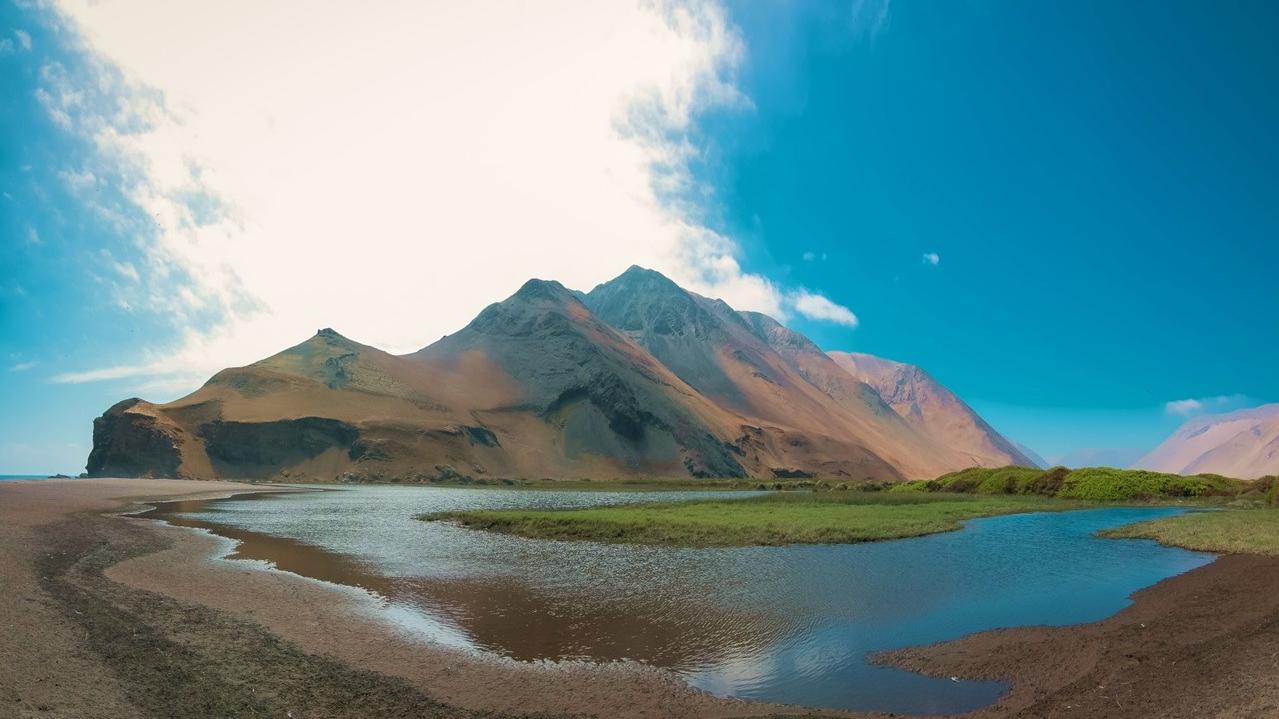 Humedal Desembocadura Camarones que muestra el paisaje y medioambiente que habitaron las personas de la Cultura Chinchorro hace milenios - Fotografía Corporación Chinchorro Marka