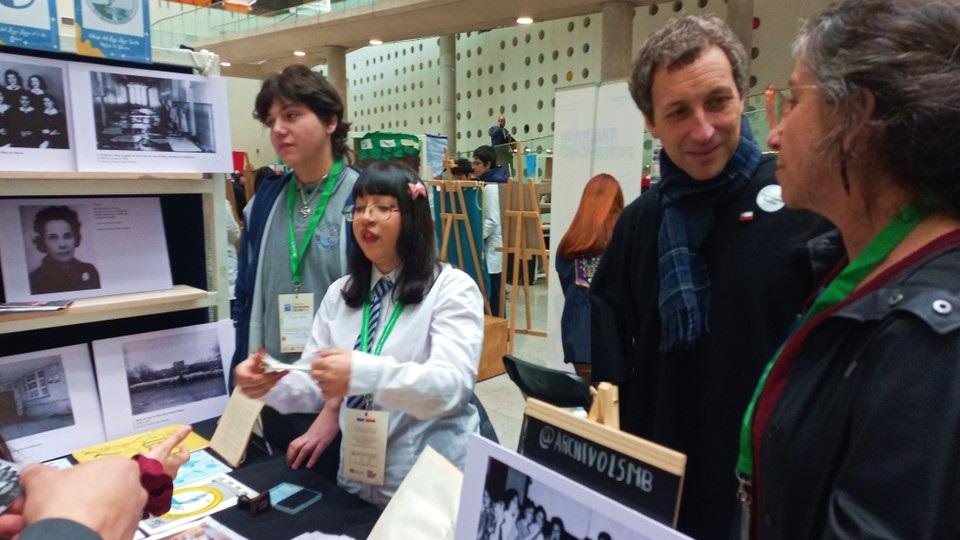 Imagen de Estudiantes en feria Escolar de Patrimonio, junto a Subsecretario del Patrimonio y Directora Regional de los Ríos