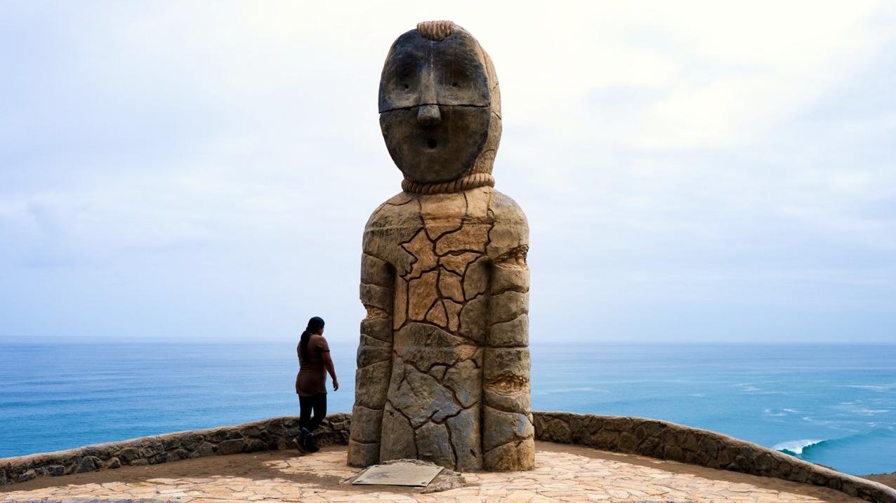 Imagen Momia Guardiana. Escultura monumental de aproximadamente 4,5 metros de altura situada en Caleta Camarones, en la Región de Arica y Parinacota