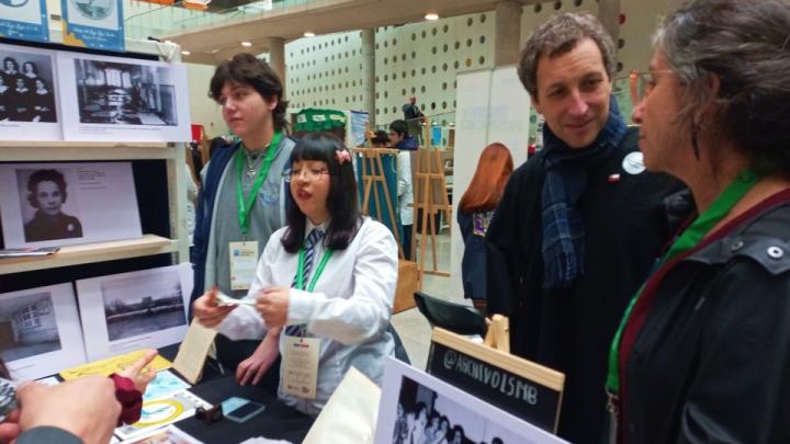 Imagen de Estudiantes en feria Escolar de Patrimonio, junto a Subsecretario del Patrimonio y Directora Regional de los Ríos