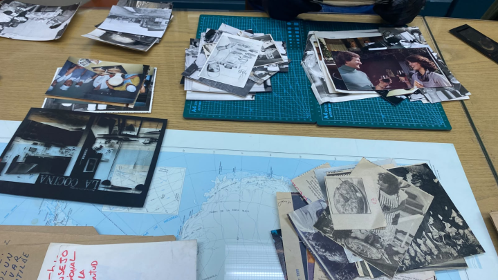 Imagen Proyecto “Archivo fotográfico La Prensa Austral: patrimonio documental de Magallanes” , Mesa de trabajo con fotos