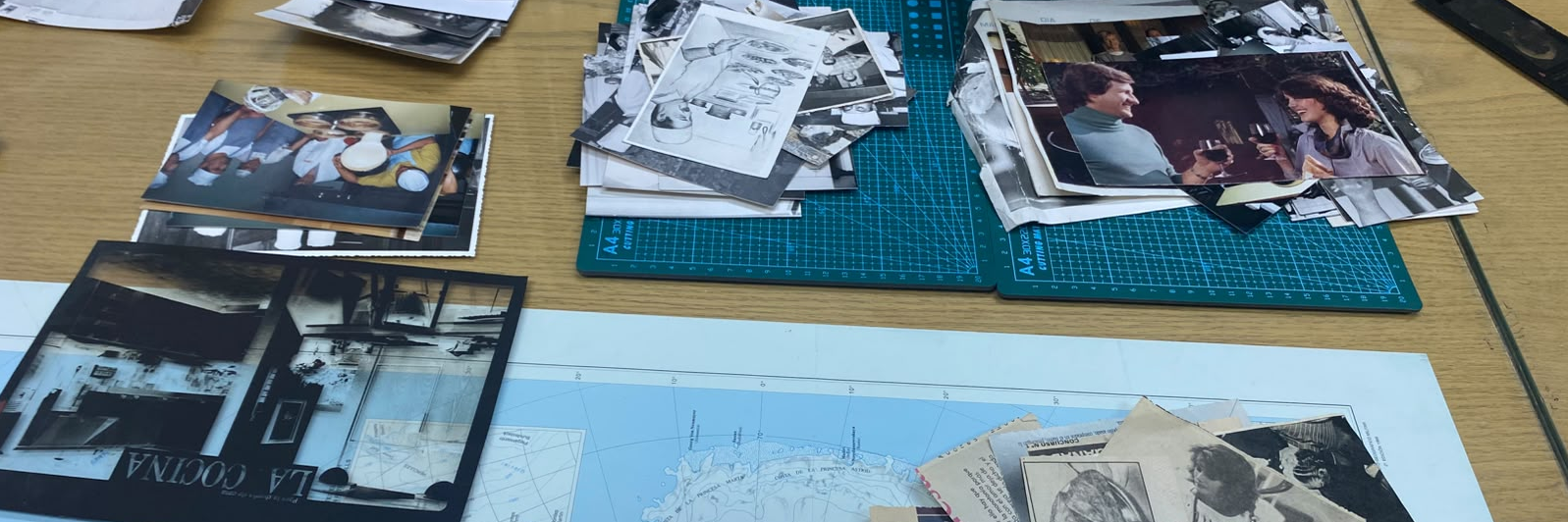 Imagen Proyecto “Archivo fotográfico La Prensa Austral: patrimonio documental de Magallanes” , Mesa de trabajo con fotos