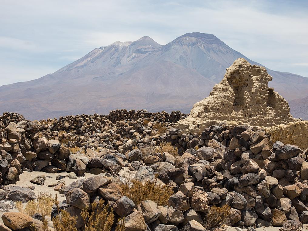 Pucará de Turi y volcán Paniri, Región de Antofagasta ©SNPC_Archivo CNSPM
