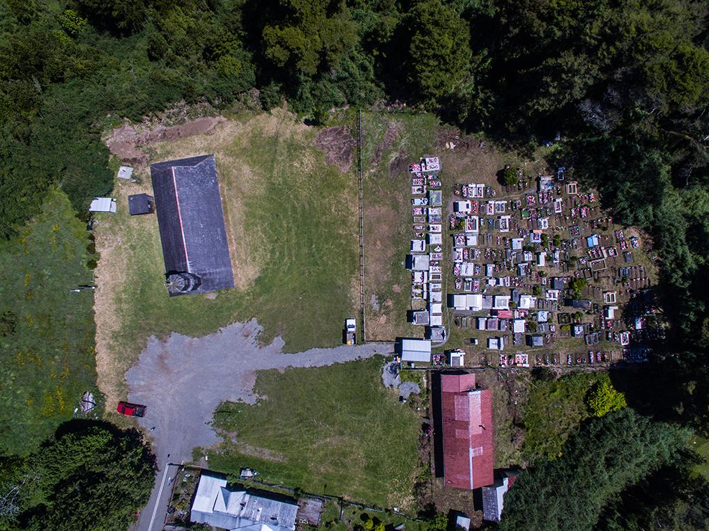 Vista aérea de la Iglesia y cementerio de Colo