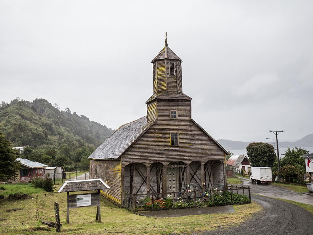 Frontis de la Iglesia Santiago Apóstol de Detif