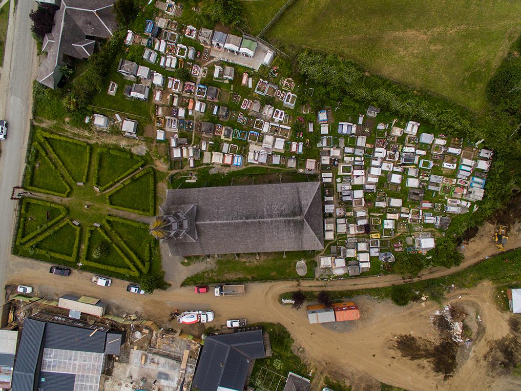 Vista aérea de la Iglesia y cementerio de Nercón