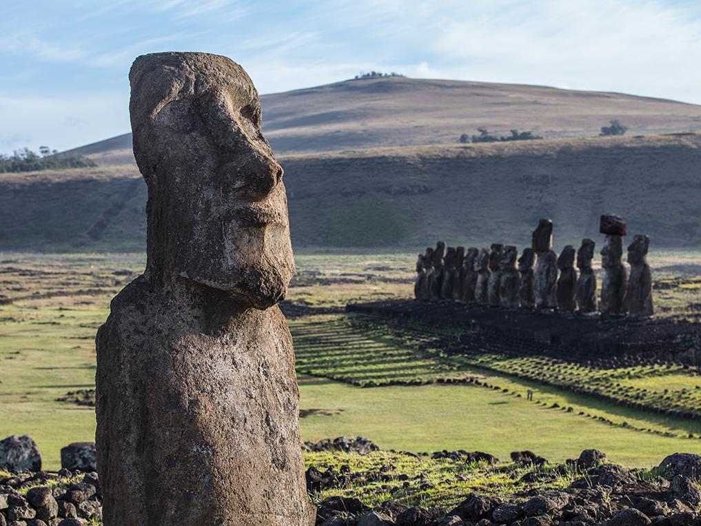 Moai A Vere y al fondo vista del Ahu Tongariki