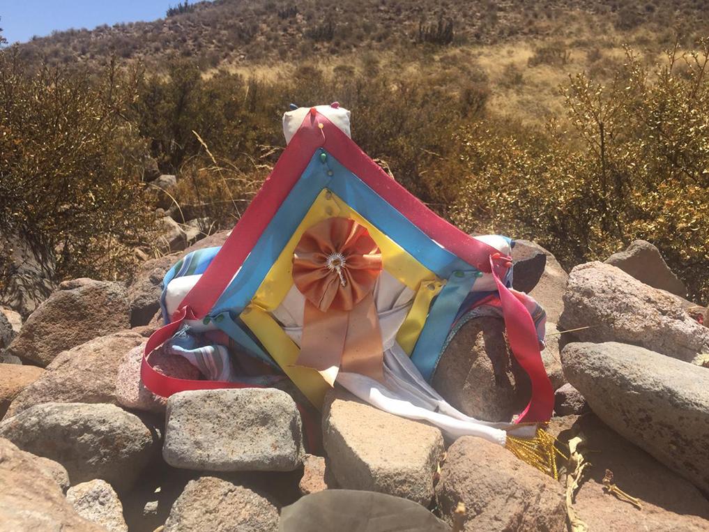 Apacheta con uso ritual actual (cruz de mayo) en Socoroma Sur, Región de Arica y Parinacota