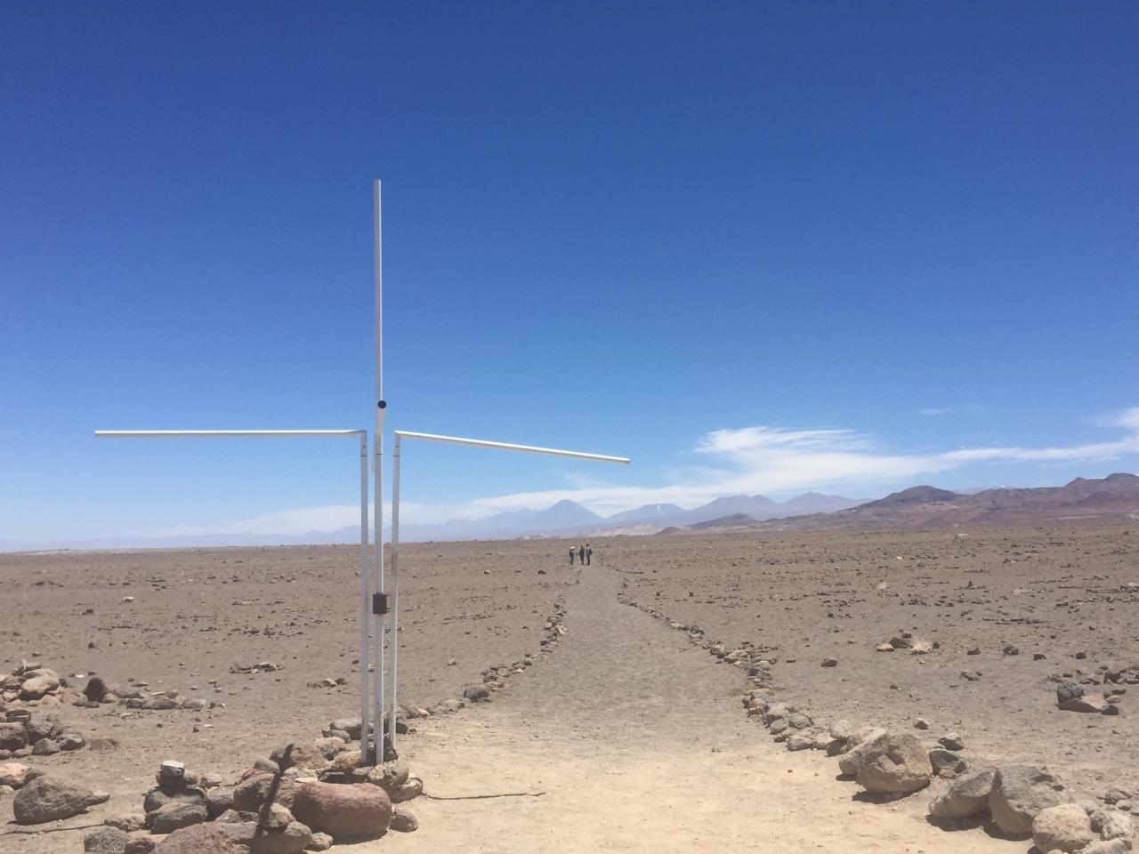 “Hito metálico señalando el paso del Trópico de Capricornio sobre el Qhapaq Ñan, Ruta del Capricornio, Subtramo Camar -Peine, Comuna de San Pedro de Atacama, Región de Antofagasta”