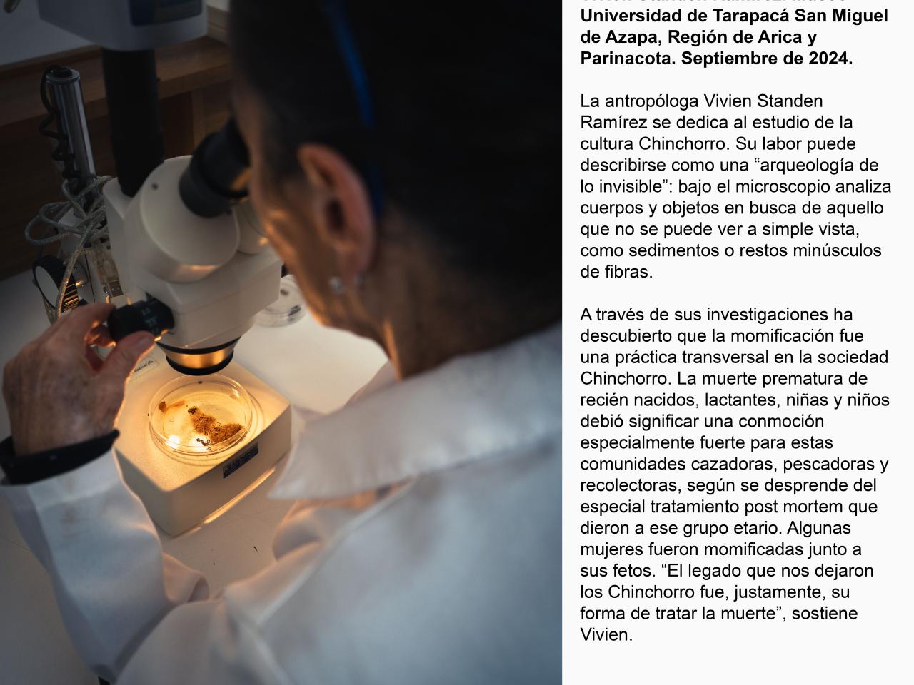 Vivien Standen Ramírez observando a través de un microscopio