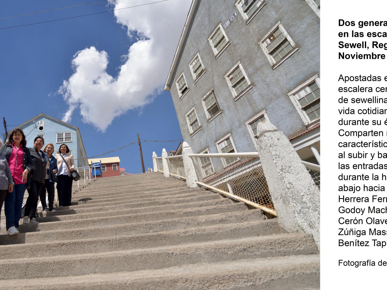 Dos generaciones de sewellinas en las escaleras del campamento