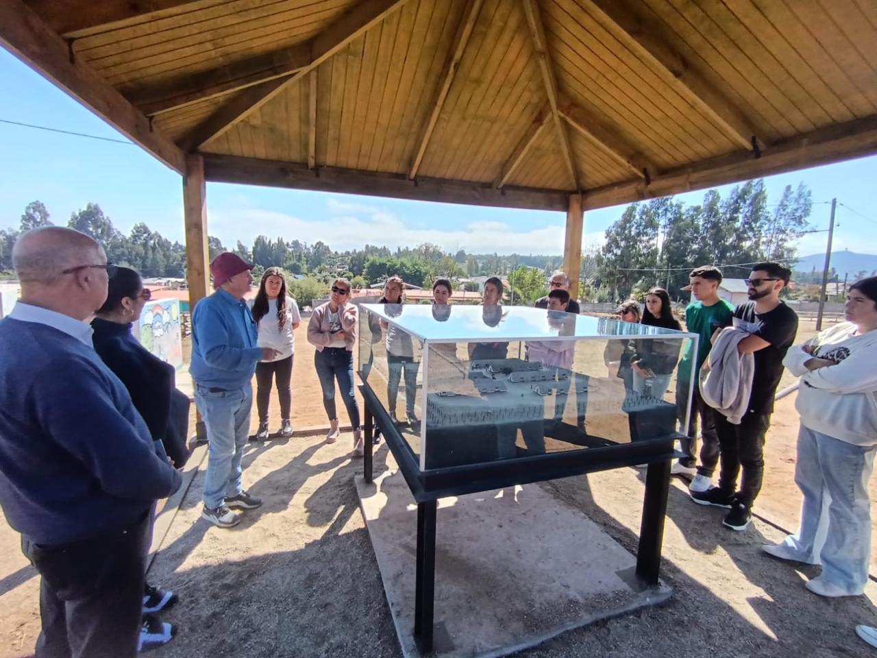Visita junto a sobrevivientes quienes compartieron sus memorias  a funcionarios de la municipalidad de Puchuncaví.