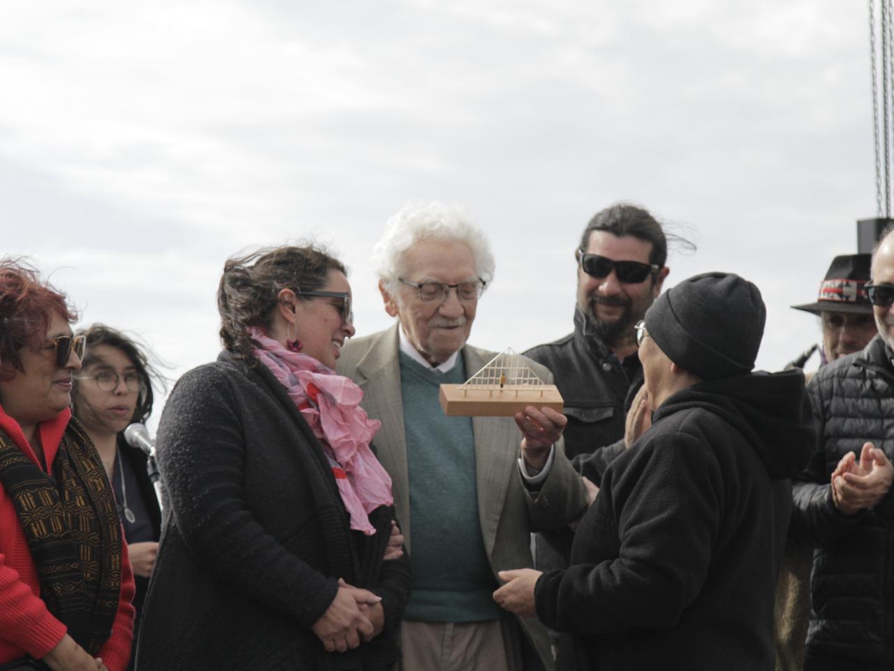 Miguel Lawner recibe un reconocimiento por parte de la fundación.