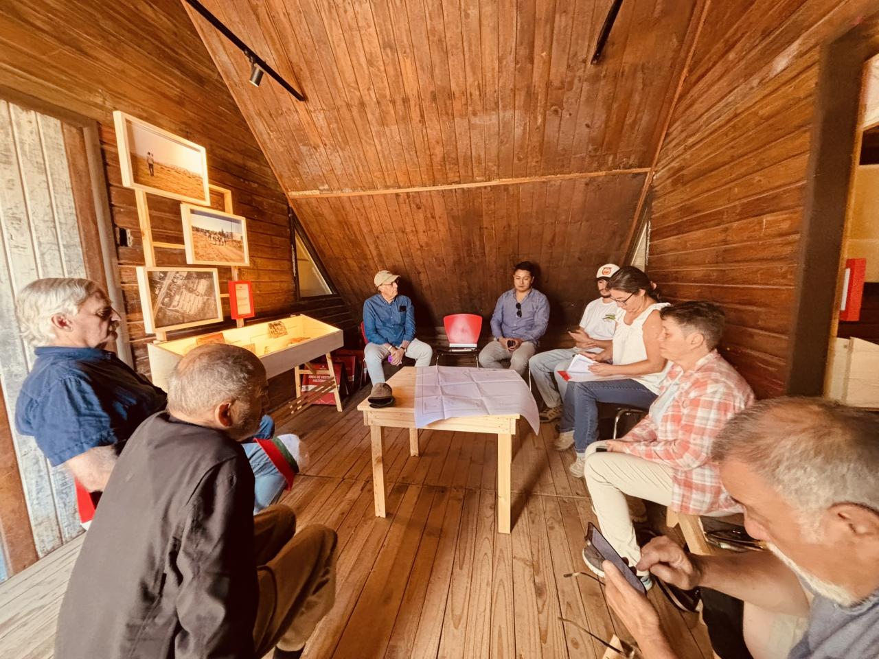 Recopilando visiones respecto aspectos a conservar en el entorno del estanque de agua. Participaron sobrevivientes del campo de concentración entre otros. Por Griffero S. ( 22 enero 2025). Archivo CMCP.