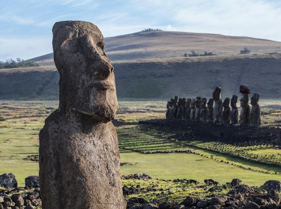 Moai A Vere y al fondo vista del Ahu Tongariki ©SNPC_Archivo CNSPM