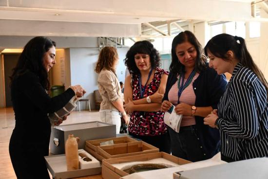 Profesionales del Centro Nacional de Conservación y Restauración realizan un taller práctico sobre patrimonio arqueológico.