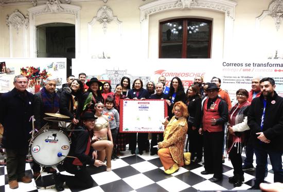 Foto oficial de la presentación de cuatro sellos postales que expresan la diversidad de herencias y prácticas culturales presentes en el país.