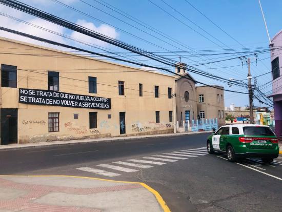 Lienzo desplegado en frontis del Sitio de Memoria Ex Centro de Detención Providencia por la Conmemoración de los 51 años del Golpe de Estado. Año 2024