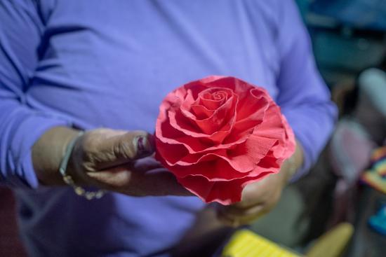 Artesanía de coronas de flores de Ema Pilar Soza Tejerina, comunera de Camar, Región de Antofagasta.