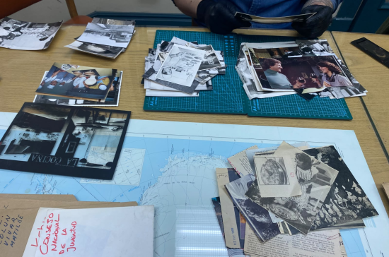 Imagen Proyecto “Archivo fotográfico La Prensa Austral: patrimonio documental de Magallanes” , Mesa de trabajo con fotos