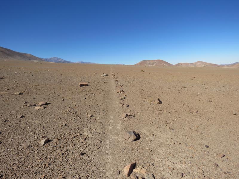 “Senda formada por despeje superficial y alineamiento lateral de piedras en Llano de San Juan, Ruta del Despoblado de Atacama, Subtramo Portal del Inca - Finca Chañaral, Comuna de Diego de Almagro, Región de Atacama”