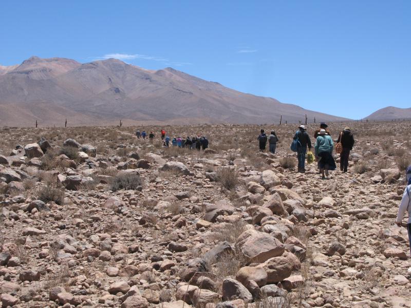“Caminantes de la Comunidad de Cupo recorriendo el Qhapaq Ñan en la sección de Cupo, Ruta de Topa Inca, Subtramo Cupo – Catarpe, Comuna de Calama, Región de Antofagasta”
