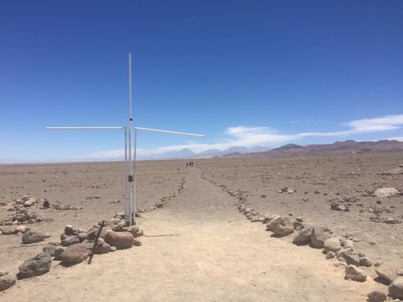 “Hito metálico señalando el paso del Trópico de Capricornio sobre el Qhapaq Ñan, Ruta del Capricornio, Subtramo Camar -Peine, Comuna de San Pedro de Atacama, Región de Antofagasta”