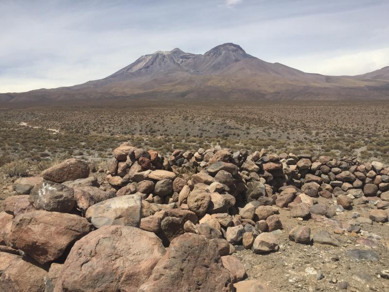 “El volcán Paniri visto desde el Qhapaq Ñan, sector Cupo, Ruta de Topa Inca, Subtramo Cupo – Catarpe, Comuna de Calama, Región de Antofagasta”