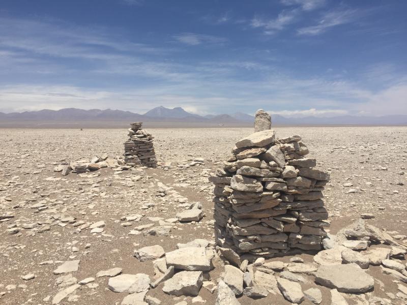 “Hitos de Ramaditas señalizando el camino, entre Incahuasi y Lasana, Ruta del Cobre, Subtramo Incahuasi Lasana, Comuna de Calama, Región de Antofagasta”
