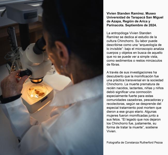 Vivien Standen Ramírez Vivien Standen Ramírez observando a través de un microscopio